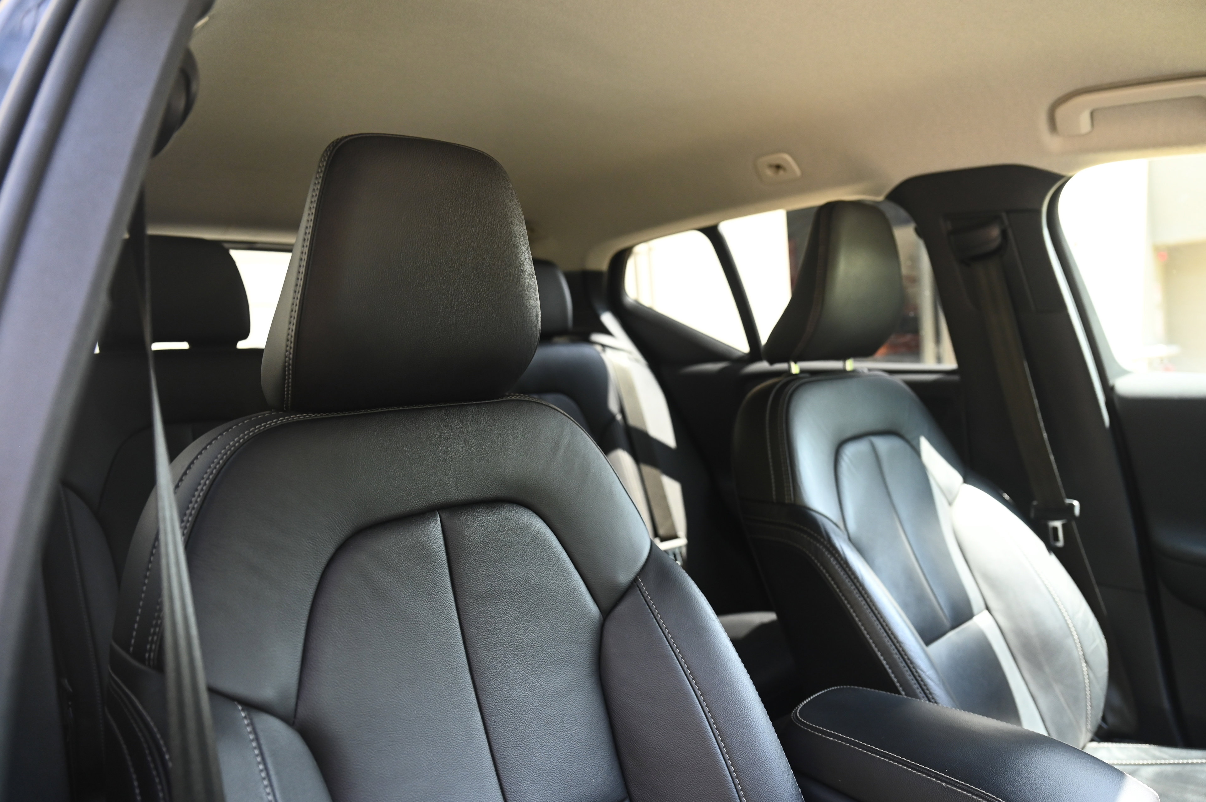 2022 Volvo XC40 Momentum photo 27
