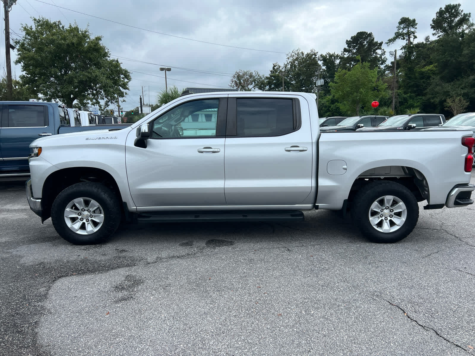 2020 Chevrolet Silverado 1500 LT photo 2