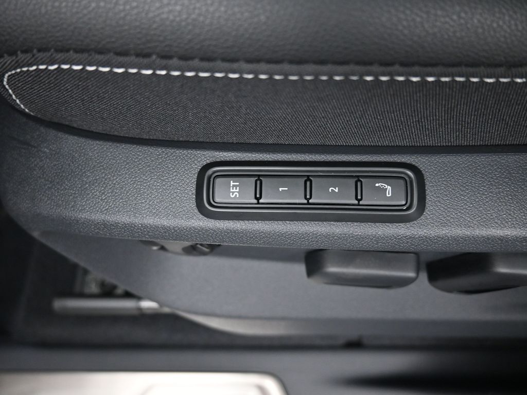 2025 Volkswagen Atlas Cross Sport SEL Premium R-Line photo 38