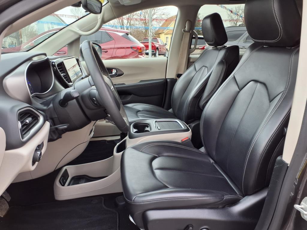 2023 Chrysler Pacifica Touring L photo 2