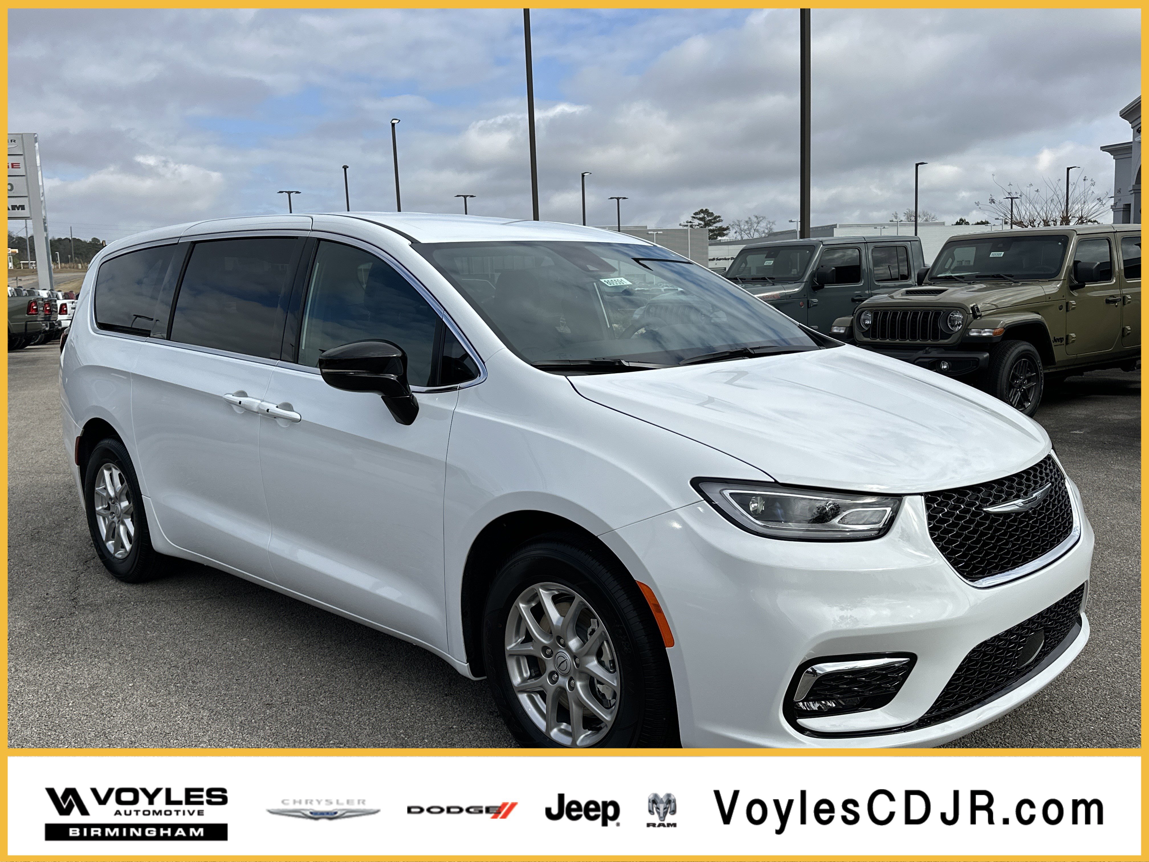 2026 Chrysler Pacifica Select's photo