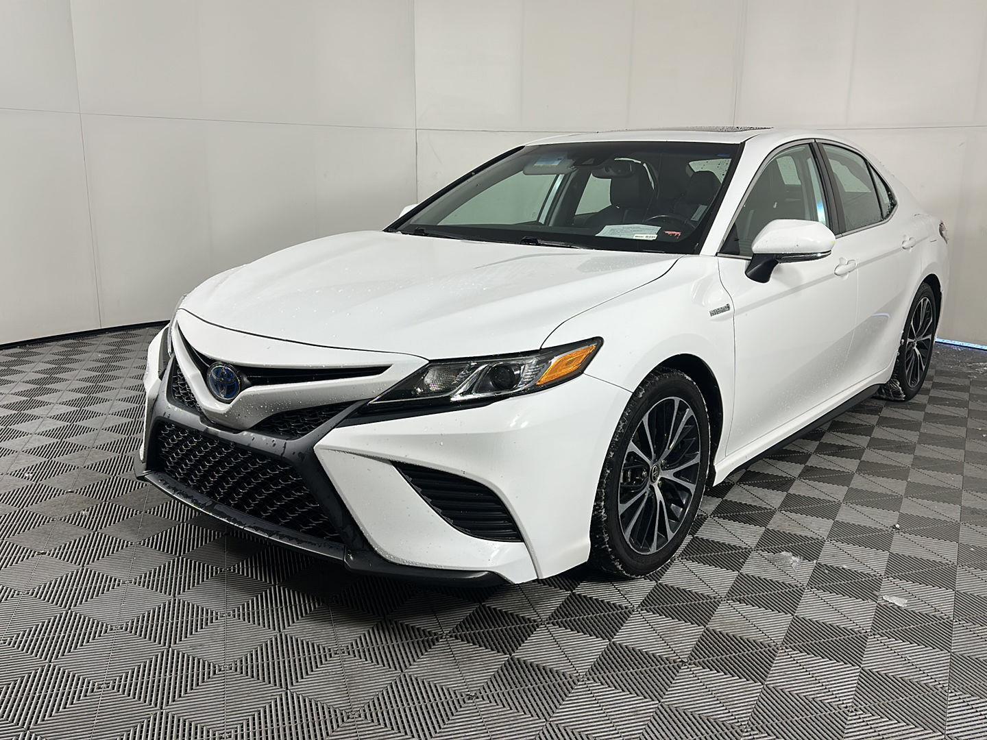 2020 Toyota Camry SE's photo
