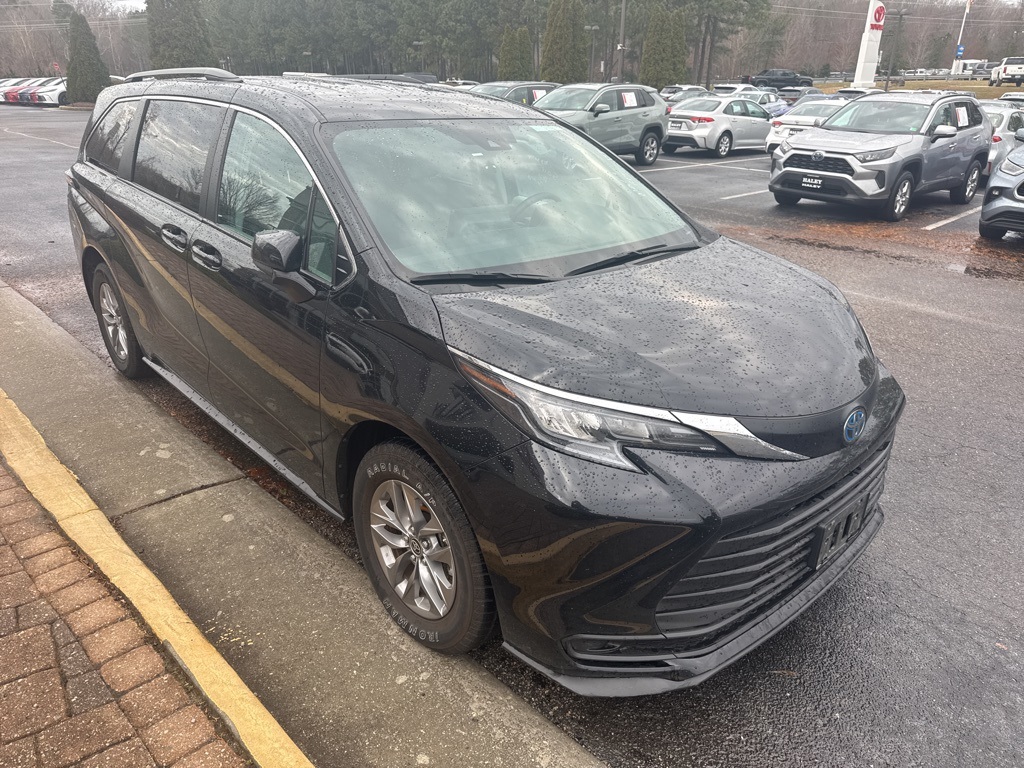 2024 Toyota Sienna LE's photo