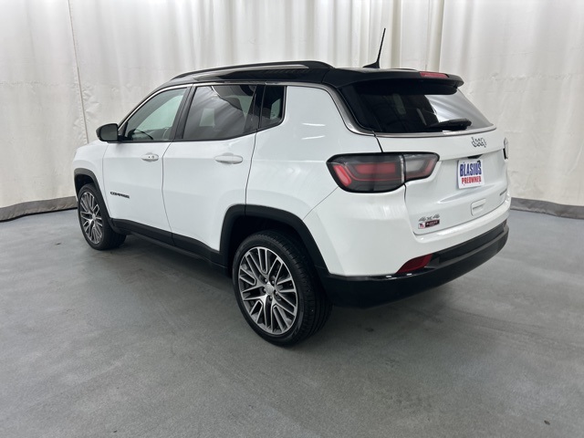 2022 Jeep Compass Limited photo 2