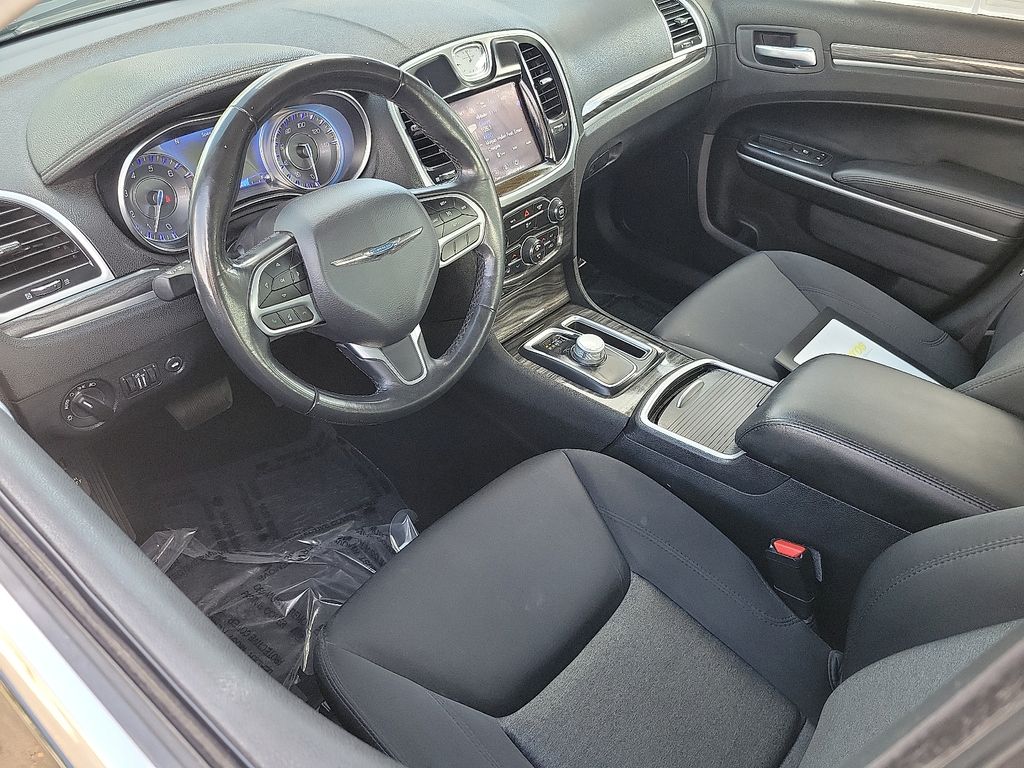 2021 Chrysler 300 Touring photo 3