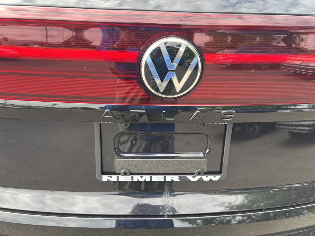 2026 Volkswagen Atlas Cross Sport SEL R-Line photo 8