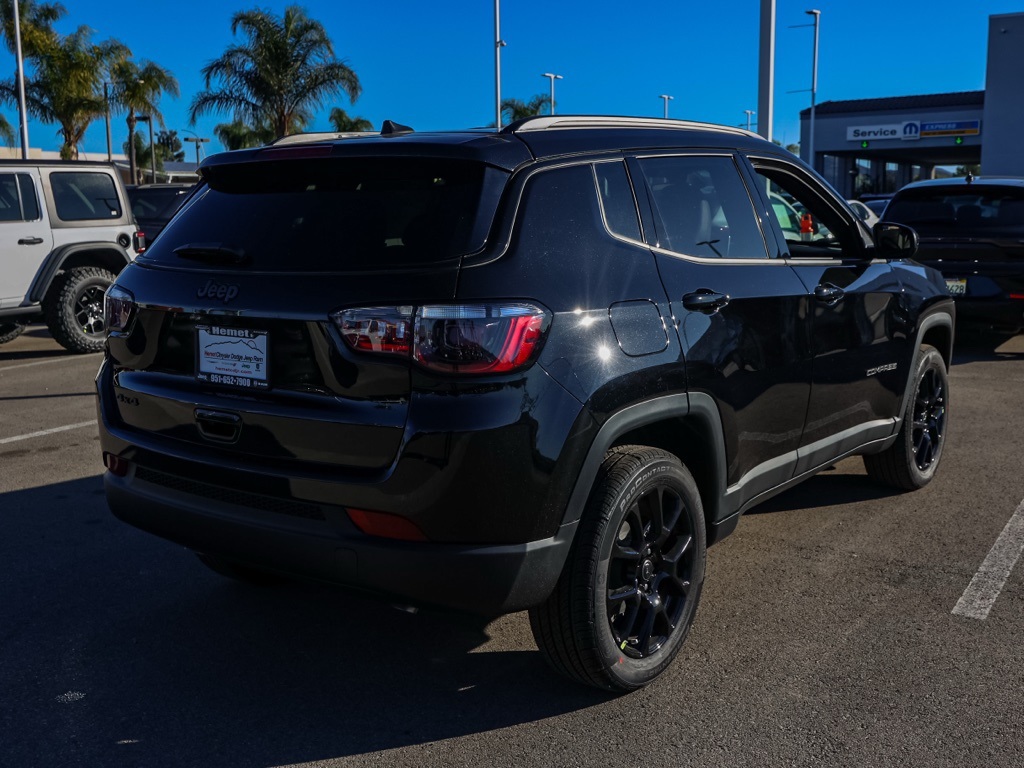 New 2026 Diamond Black Crystal Pearl-Coat Exterior Paint Jeep Latitude image 2