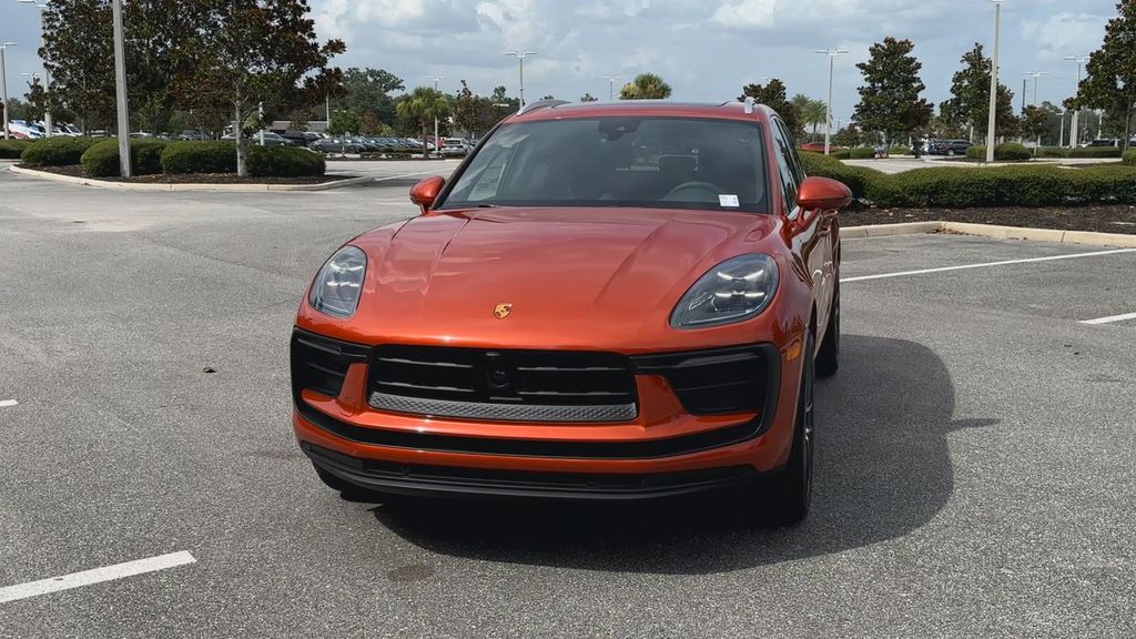 2025 Porsche Macan Base photo 3