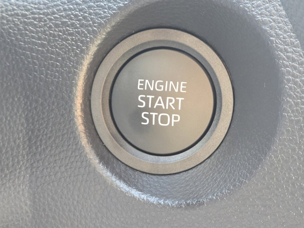 2025 Toyota Corolla Cross XLE photo 9