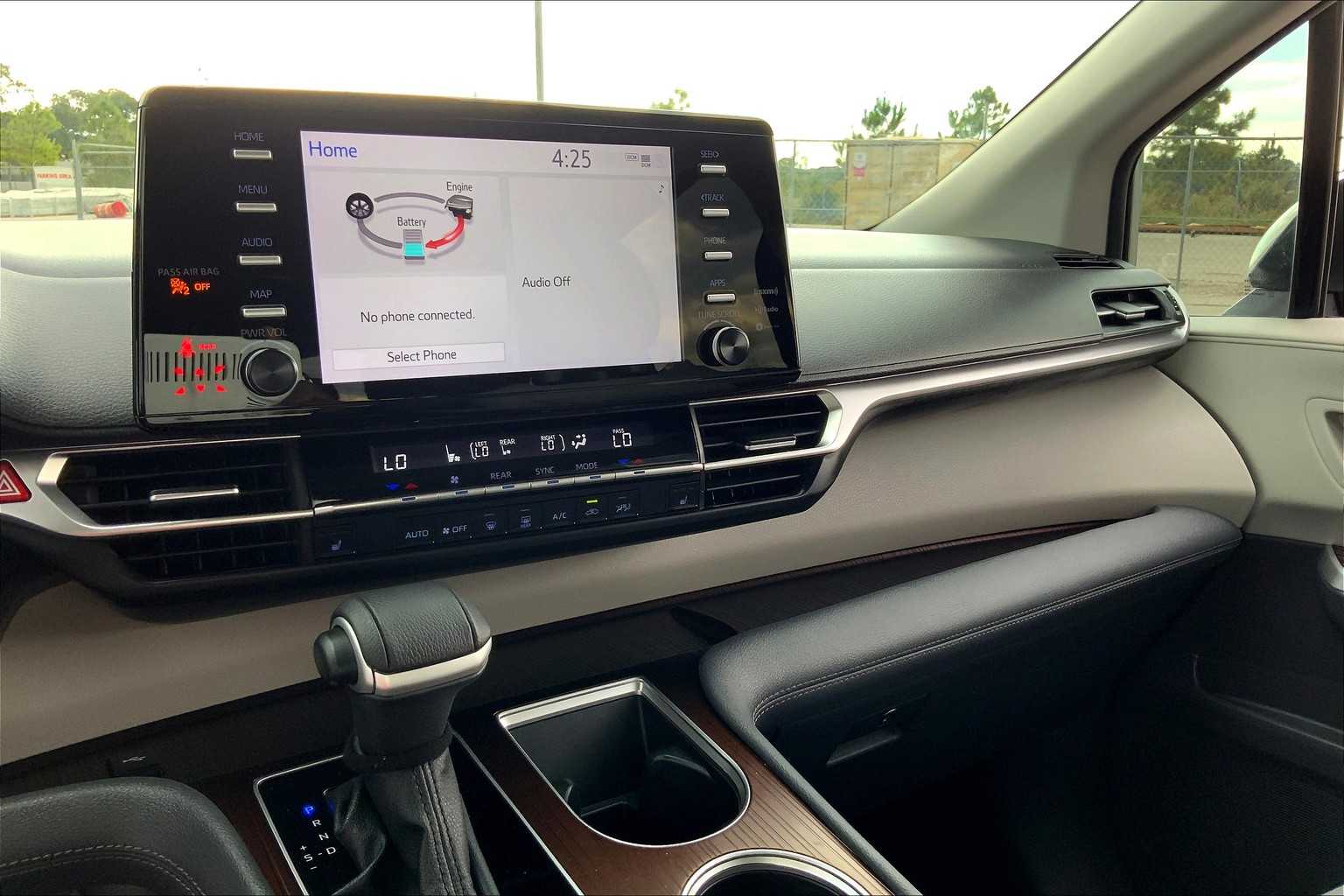2024 Toyota Sienna XLE photo 32