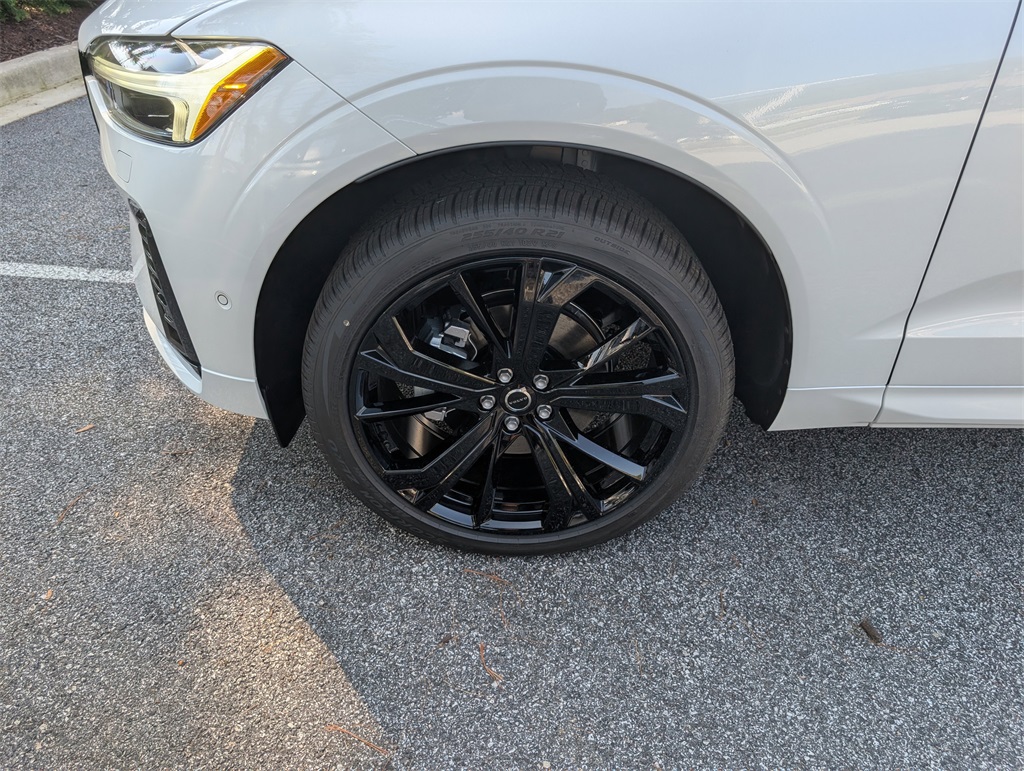 2026 Volvo XC60 B5 Black Edition photo 30