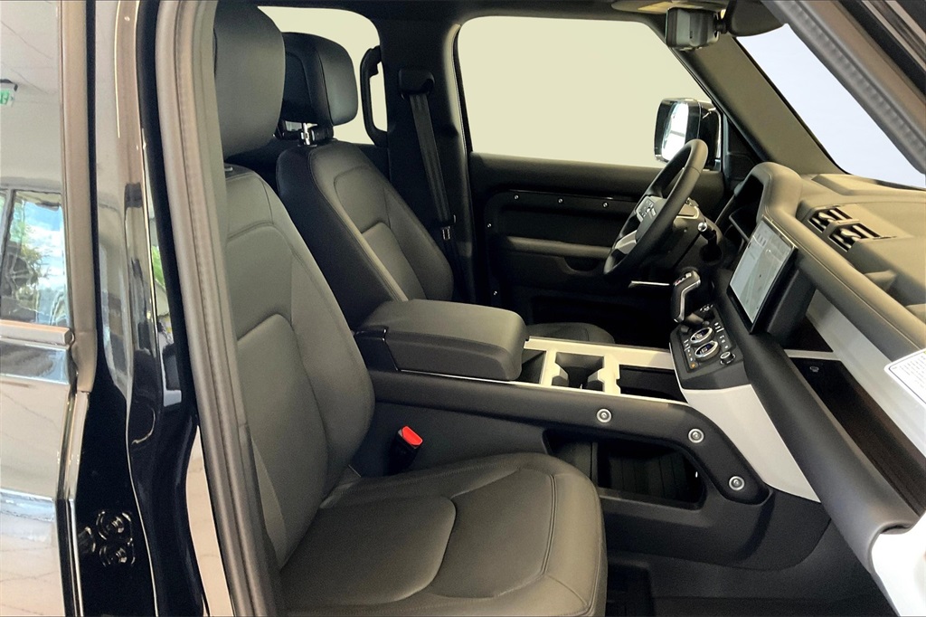 2025 Land Rover Defender 110 X-Dynamic SE photo 8