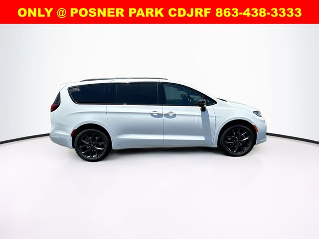 2026 Chrysler Pacifica Limited photo 4