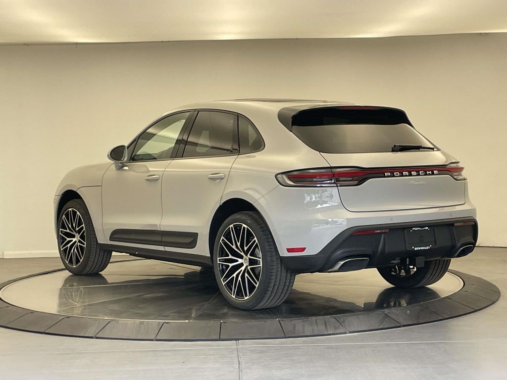 2026 Porsche Macan Base photo 3