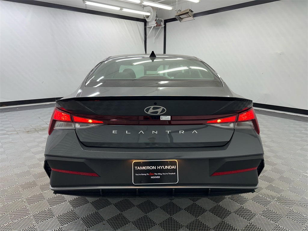 2025 Hyundai Elantra SEL Sport photo 4