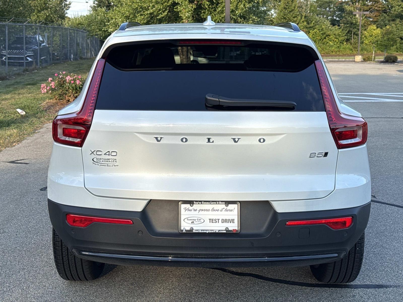 2025 Volvo XC40 photo 4