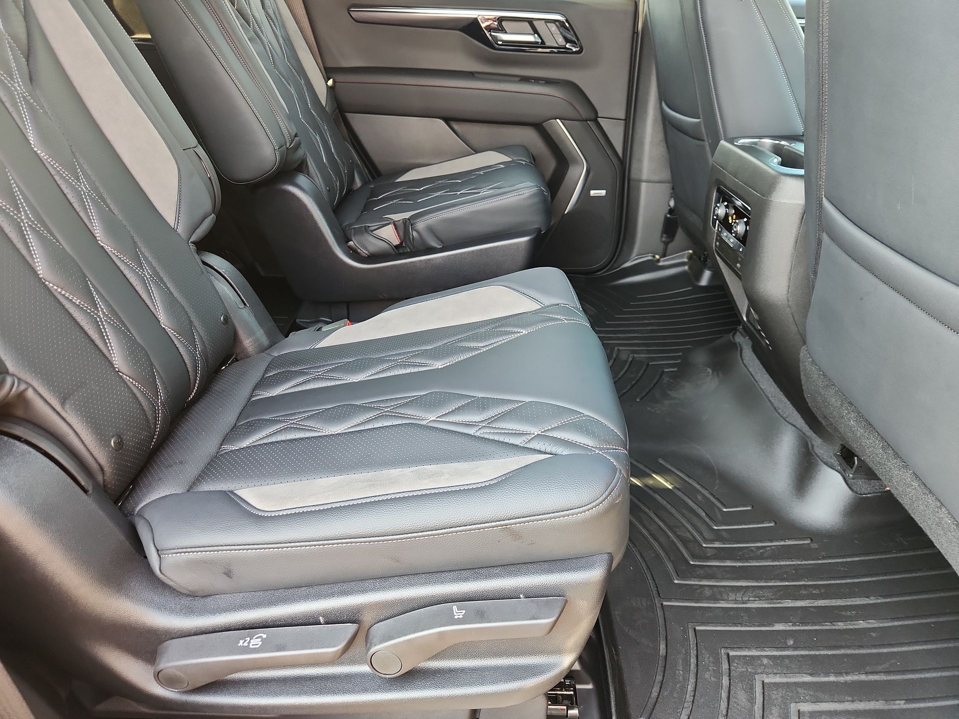 2025 Chevrolet Tahoe RST photo 26