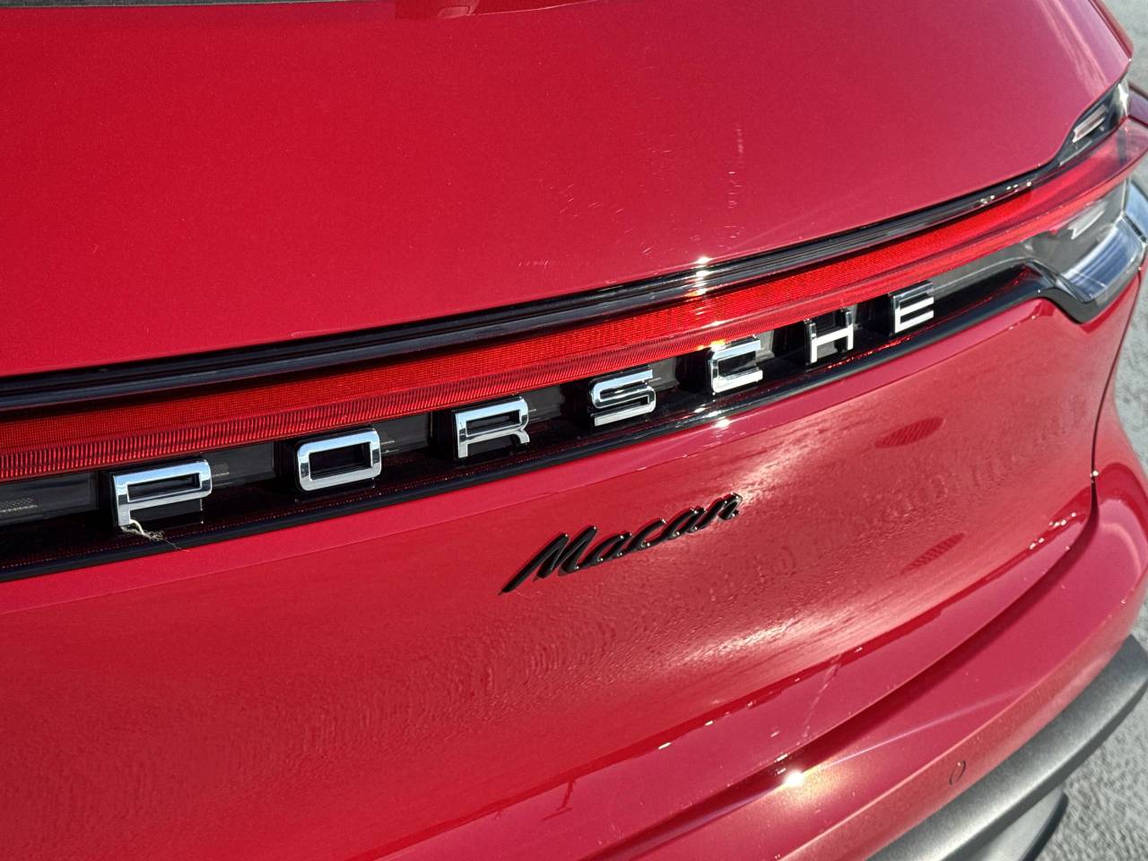 2025 Porsche Macan Base photo 21