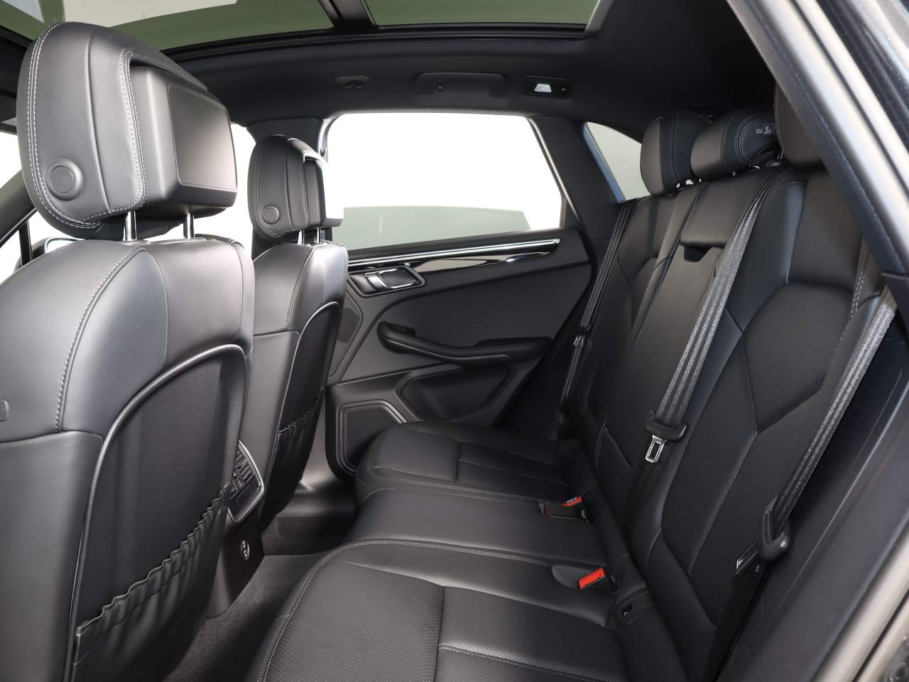 2023 Porsche Macan T photo 18