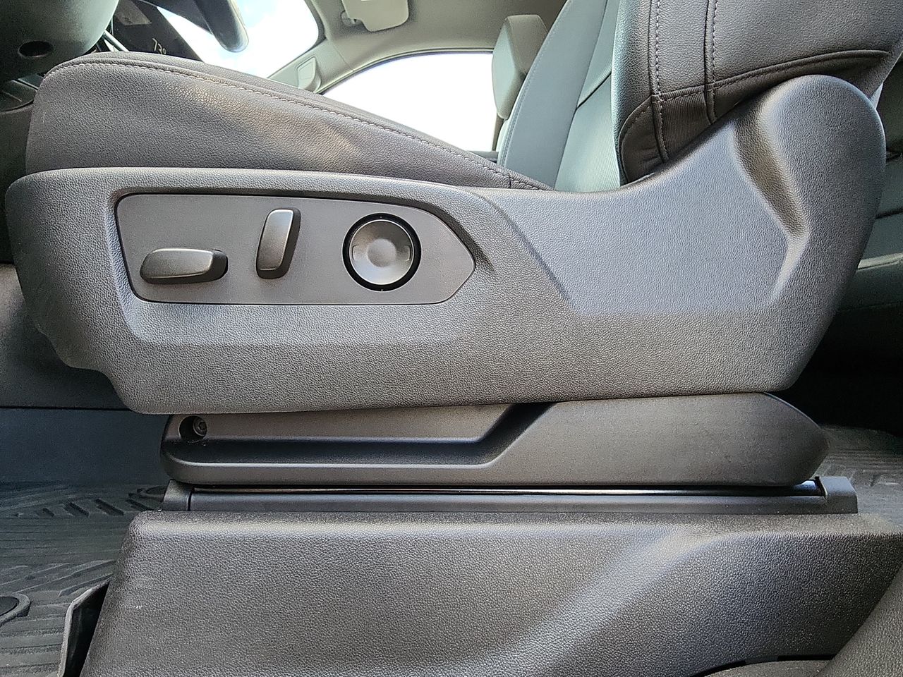 2023 Chevrolet Silverado 1500 LTZ photo 12
