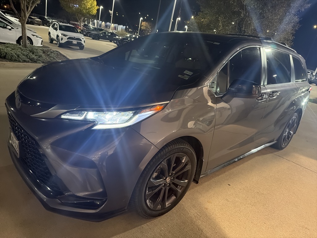 2022 Toyota Sienna XSE's photo
