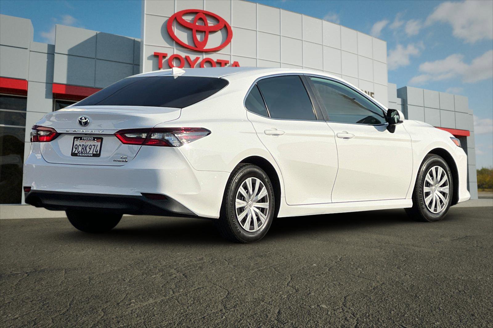 2022 Toyota Camry Hybrid LE photo 3