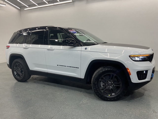 New 2024 Bright White Clear-Coat Exterior Paint Jeep Trailhawk 4xe image 2