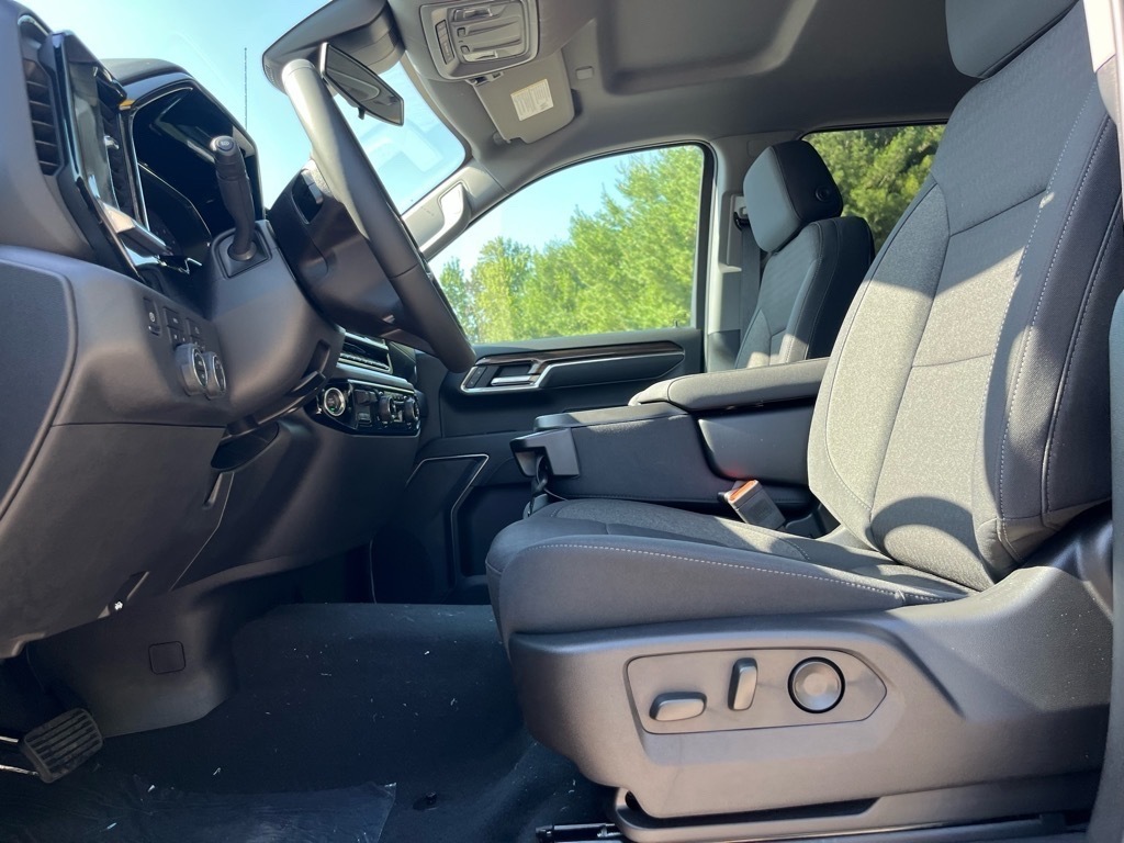 2025 Chevrolet Silverado 1500 LT photo 3