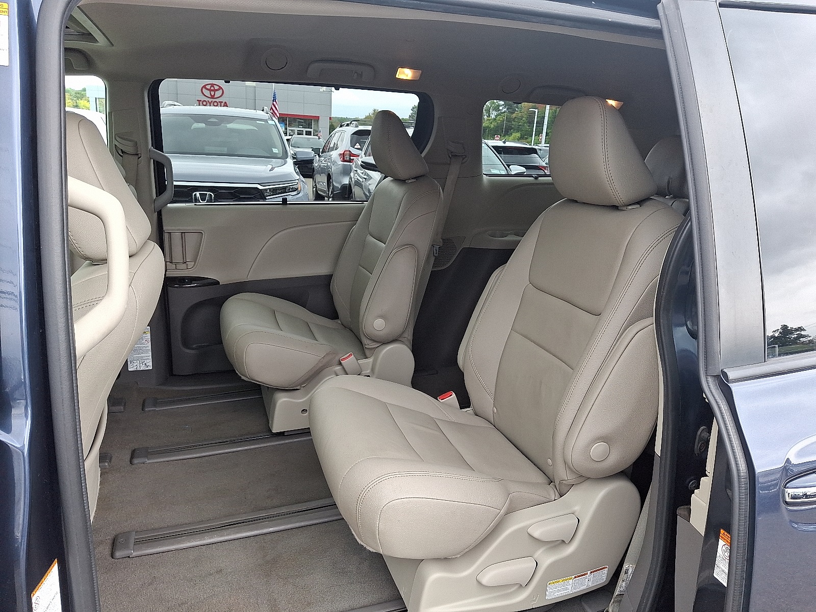 2020 Toyota Sienna XLE photo 11