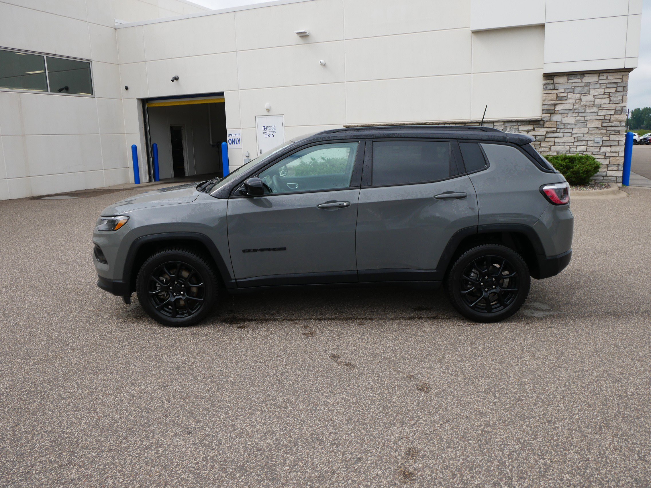 Used 2023 Jeep Compass Altitude with VIN 3C4NJDBN4PT546090 for sale in Coon Rapids, Minnesota