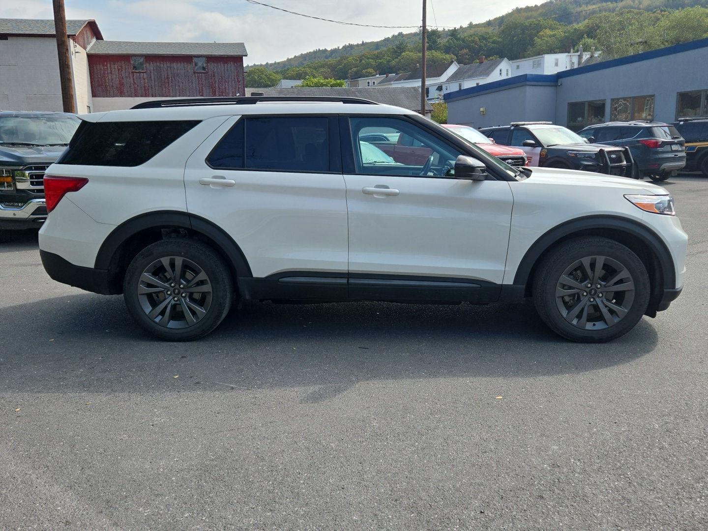 2022 Ford Explorer XLT photo 3