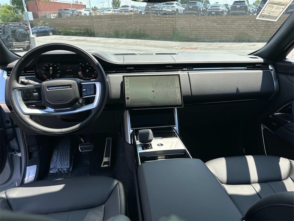 2025 Land Rover Range Rover SE photo 2