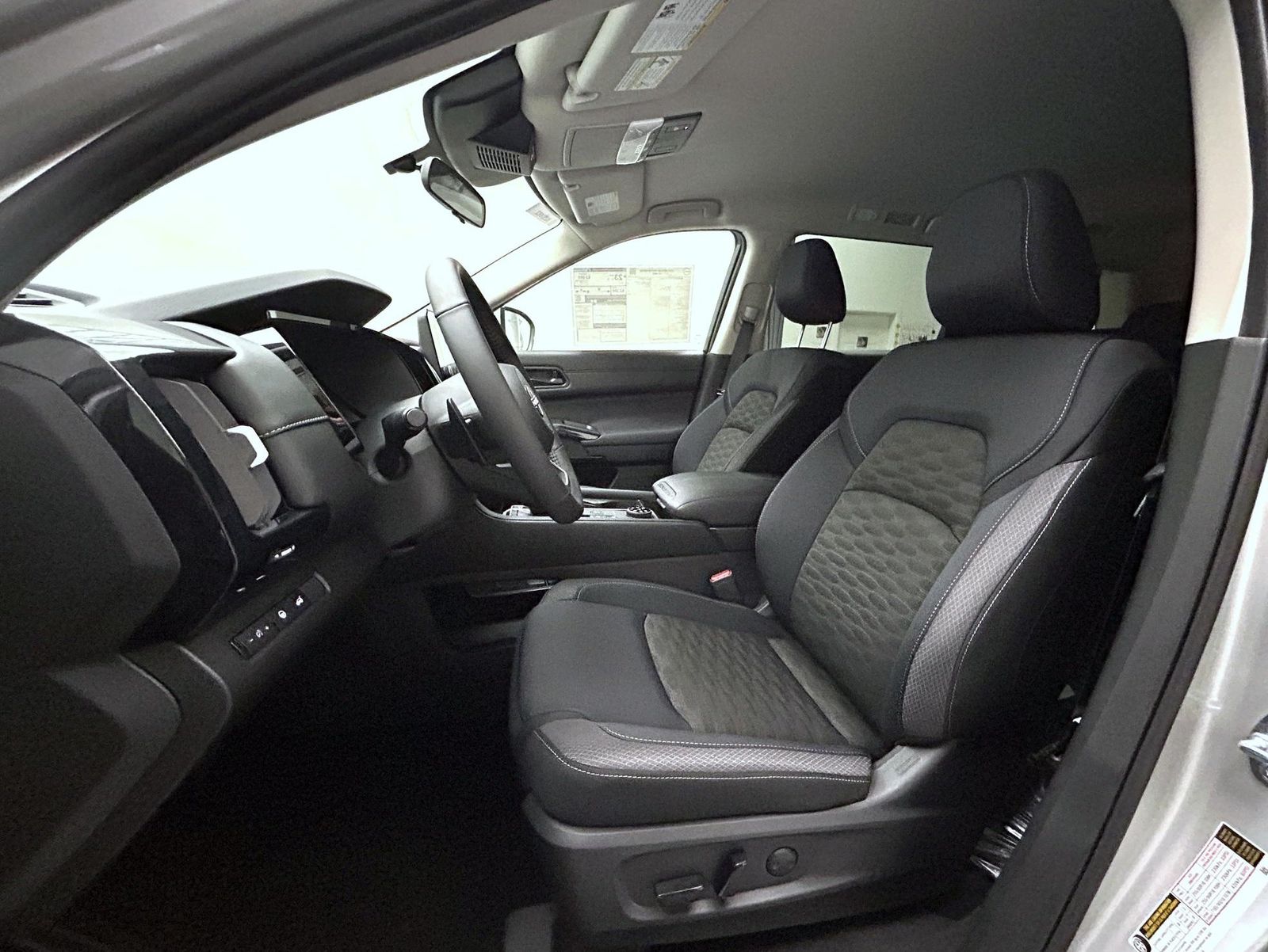 2025 Nissan Pathfinder SV photo 10