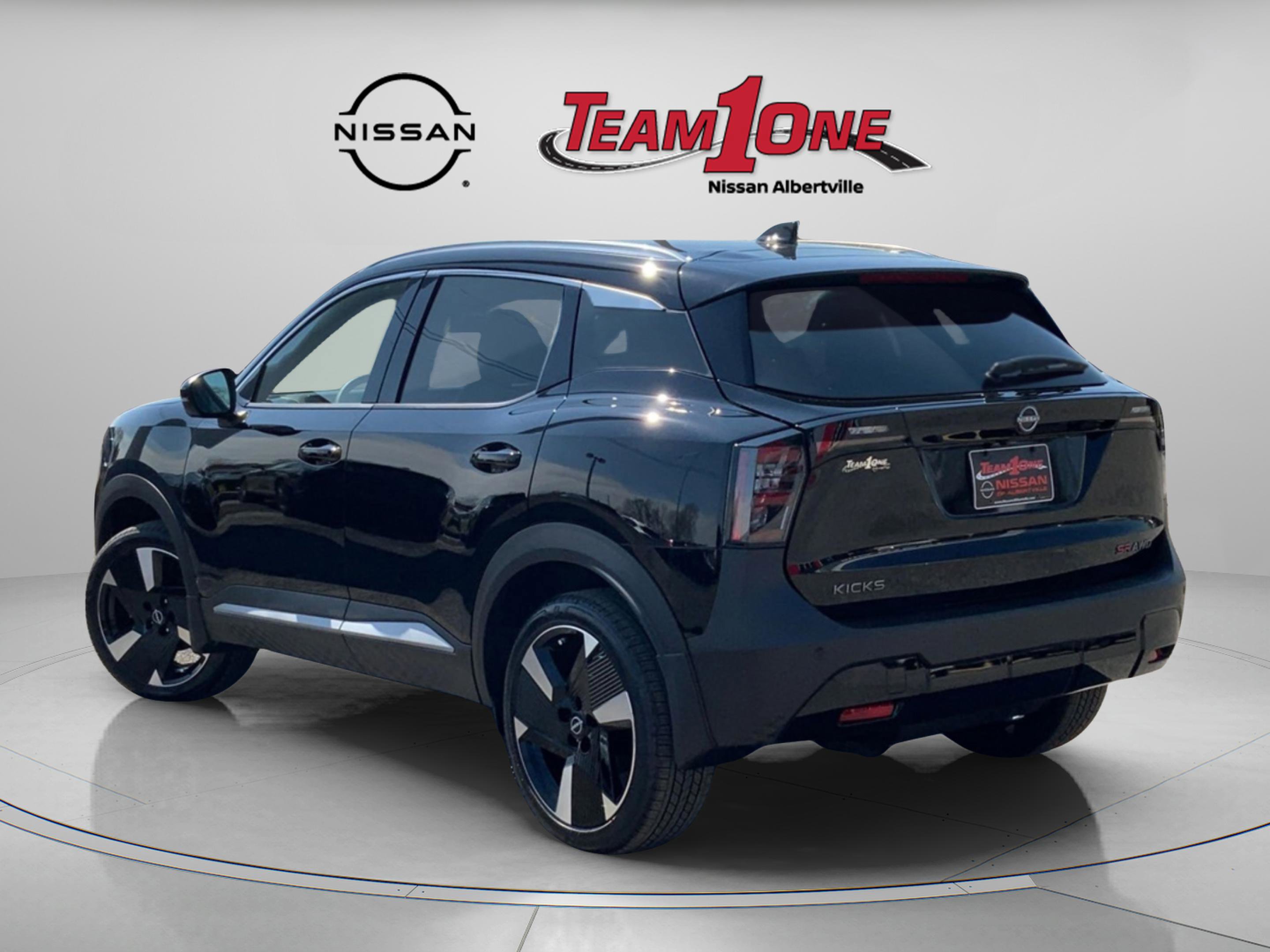 2025 Nissan Kicks SR photo 2