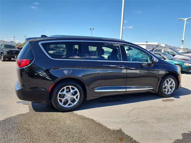 2019 Chrysler Pacifica Limited photo 2