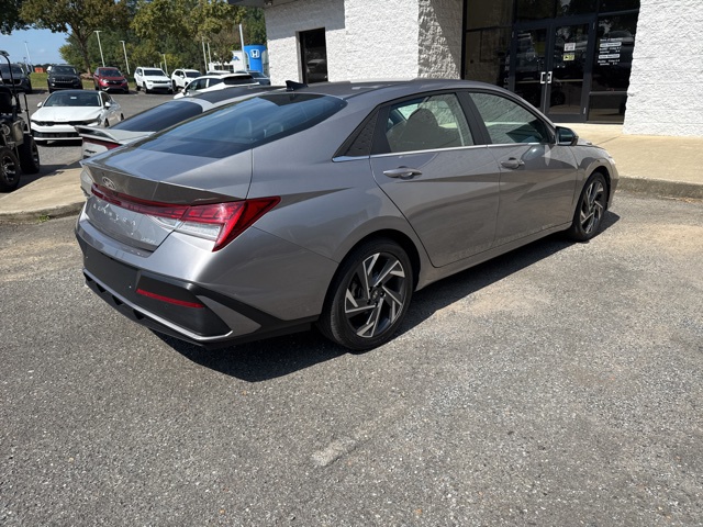 2024 Hyundai Elantra Limited photo 3