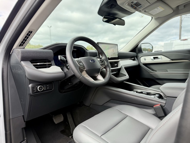 2025 Ford Explorer photo 12