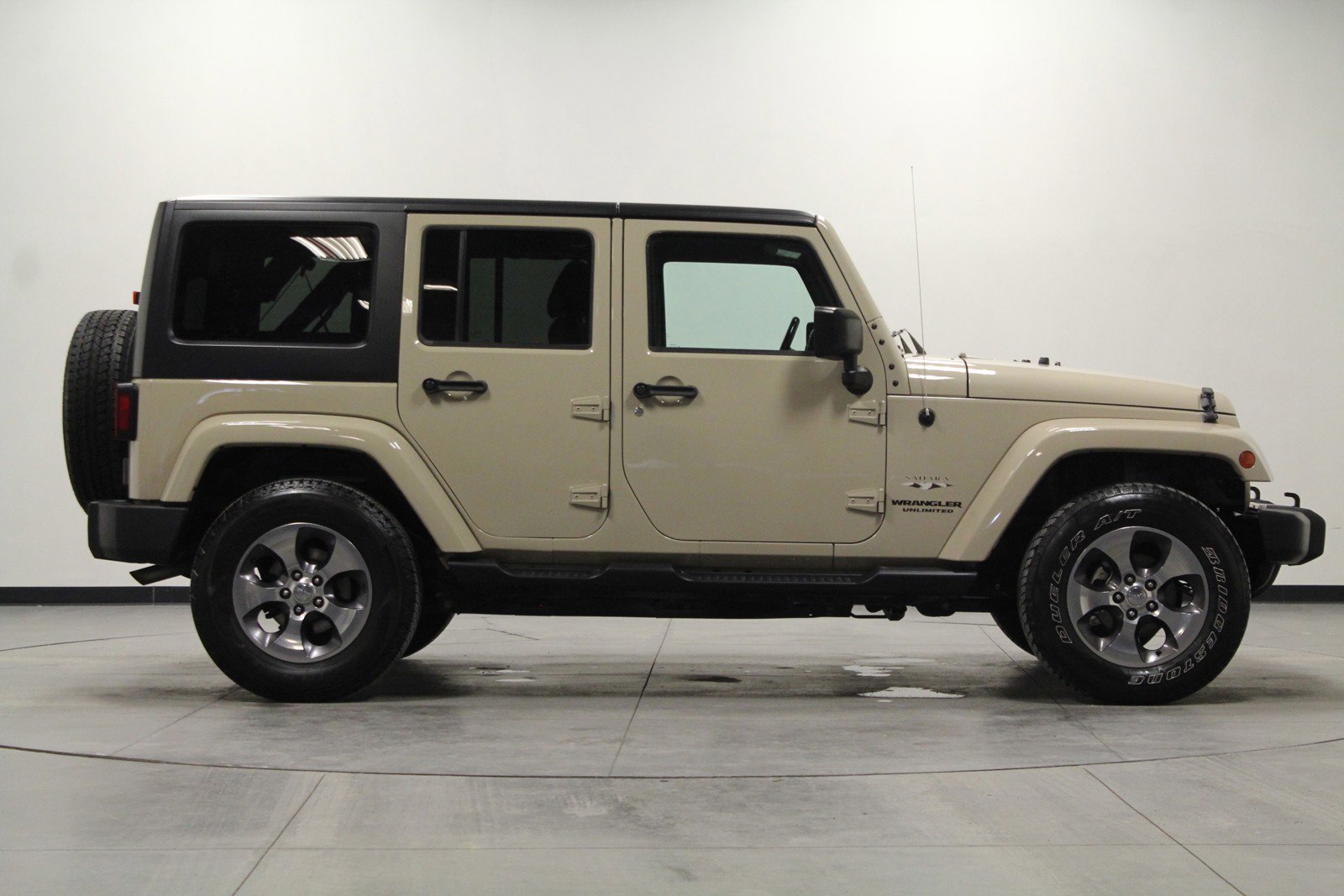 2016 Jeep Wrangler Unlimited Sahara photo 2