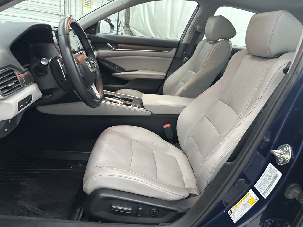 2018 Honda Accord Touring photo 13