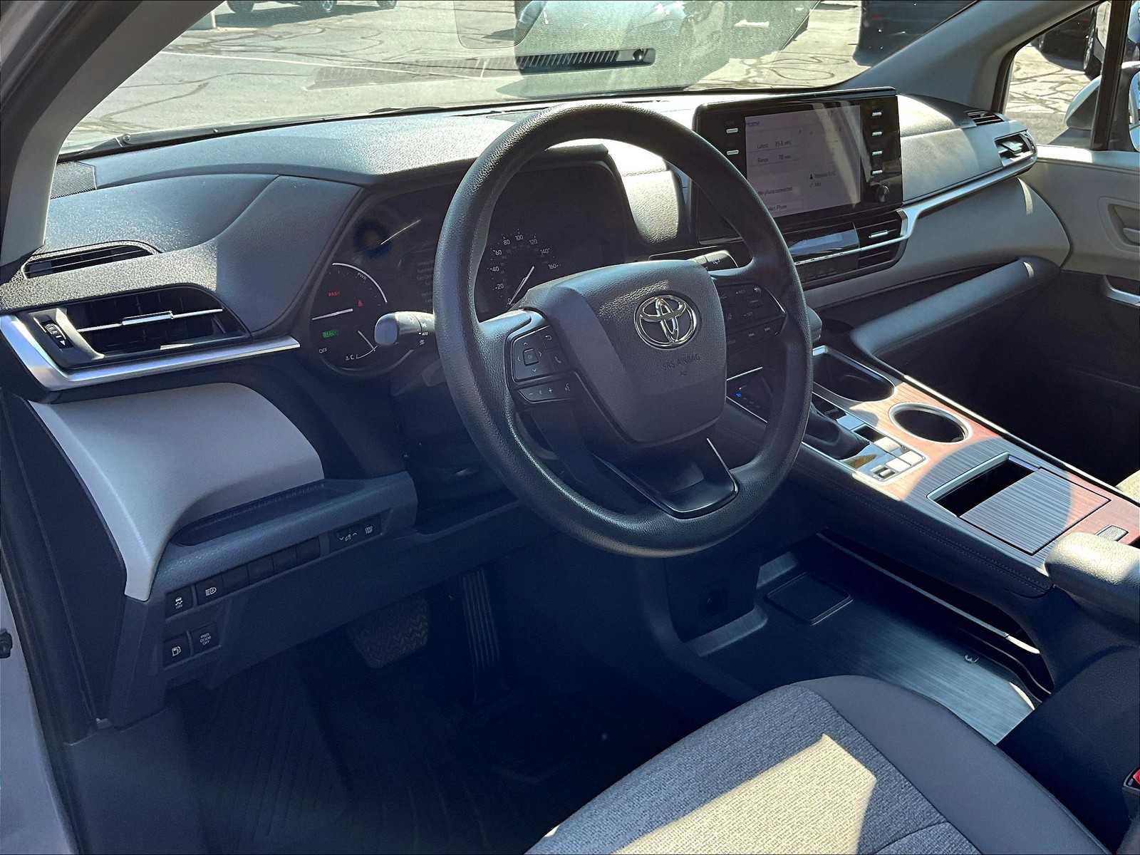 2023 Toyota Sienna LE photo 8