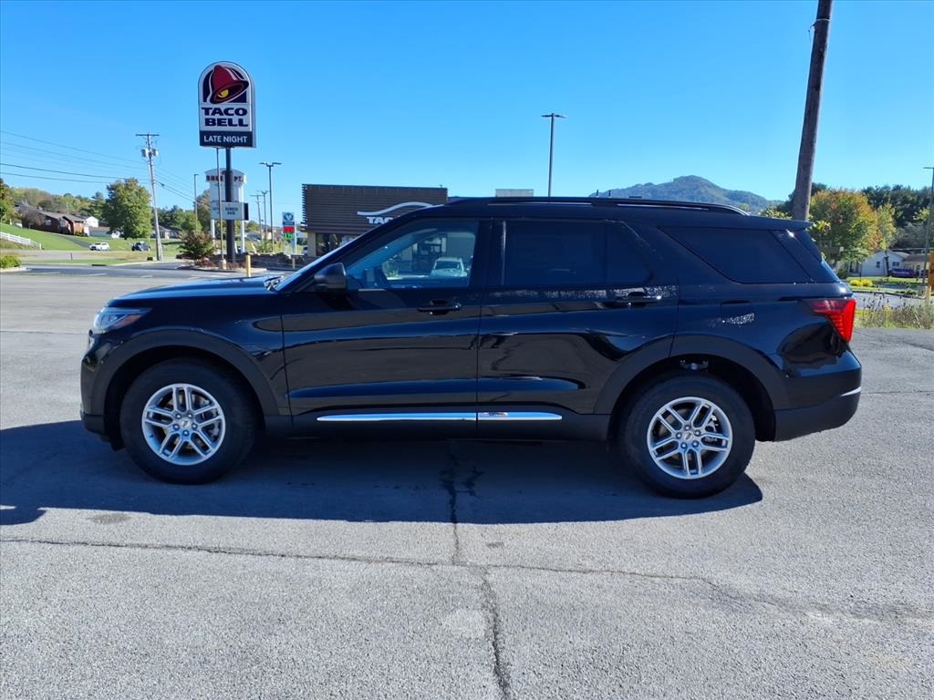 2025 Ford Explorer photo 2