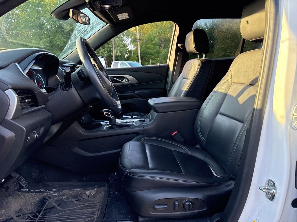 2022 Chevrolet Traverse Leather photo 2