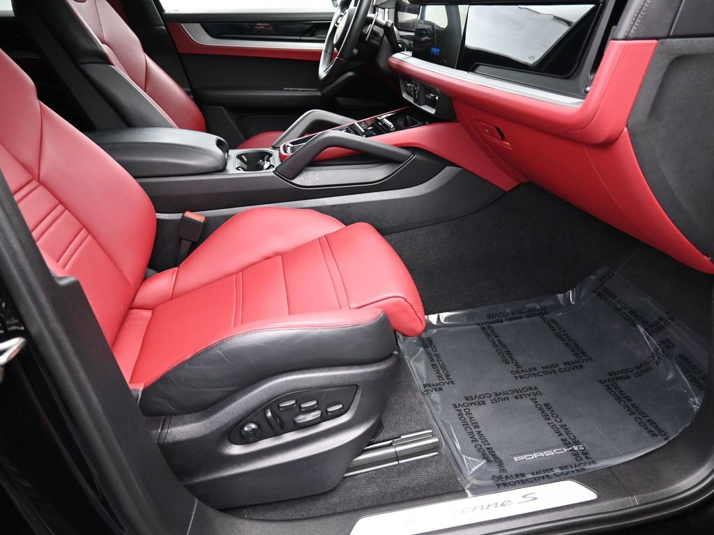 2024 Porsche Cayenne S photo 19