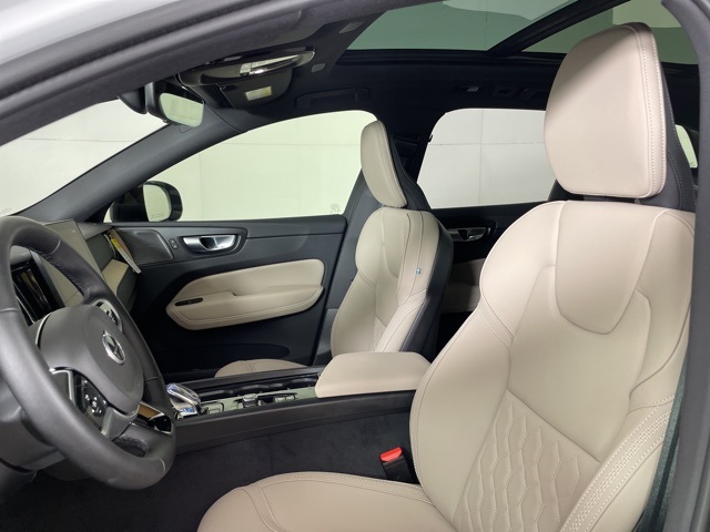 2026 Volvo XC60 Plus photo 19