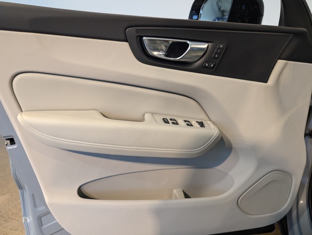 2025 Volvo XC60 B5 Plus photo 7