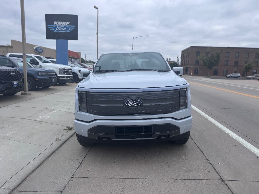 2025 Ford F-150 Lightning Lariat photo 2