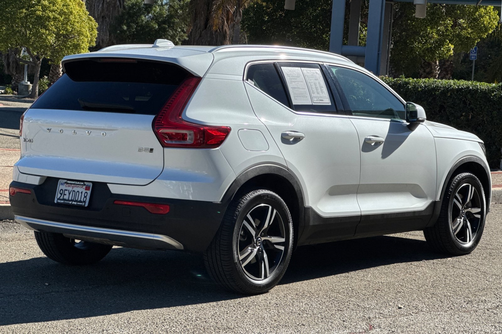 2023 Volvo XC40 Plus photo 2