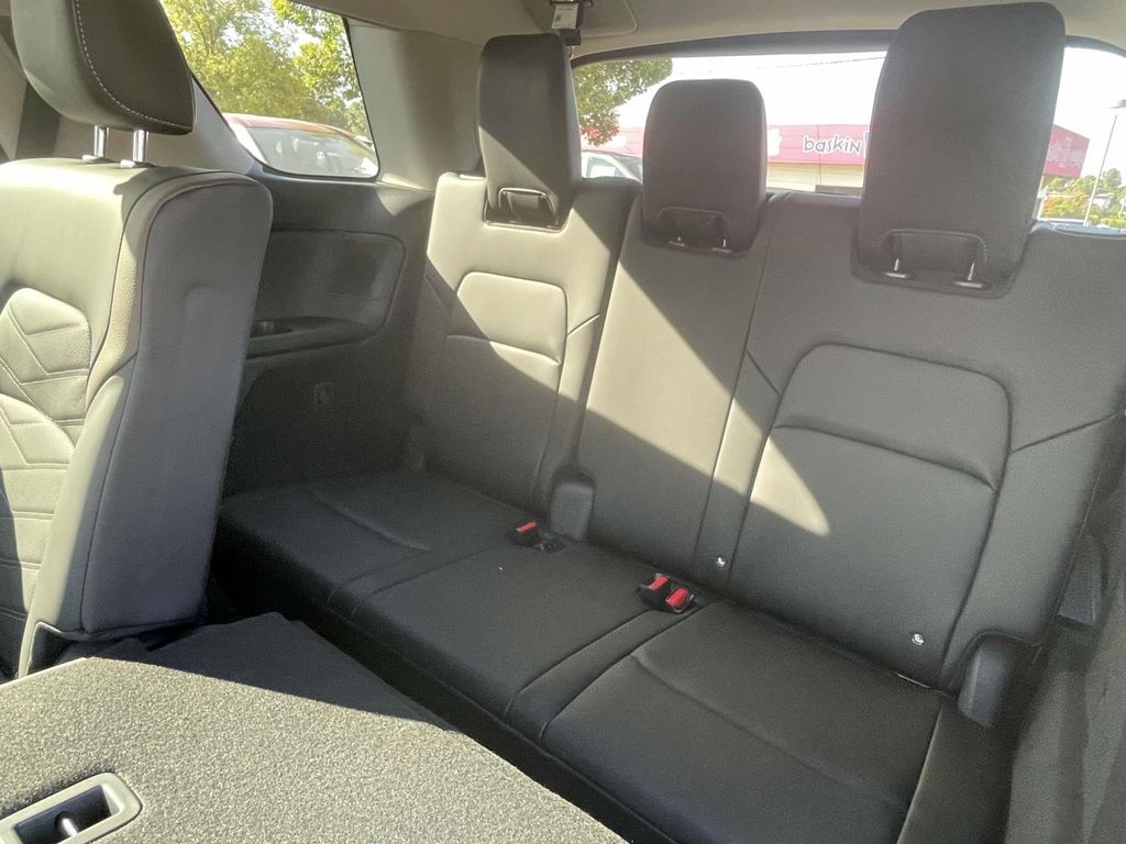 2025 Nissan Pathfinder Platinum photo 11