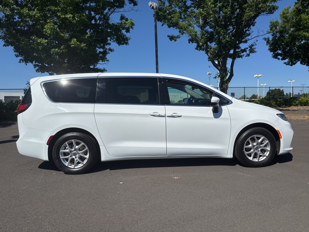 2023 Chrysler Pacifica Touring L photo 8