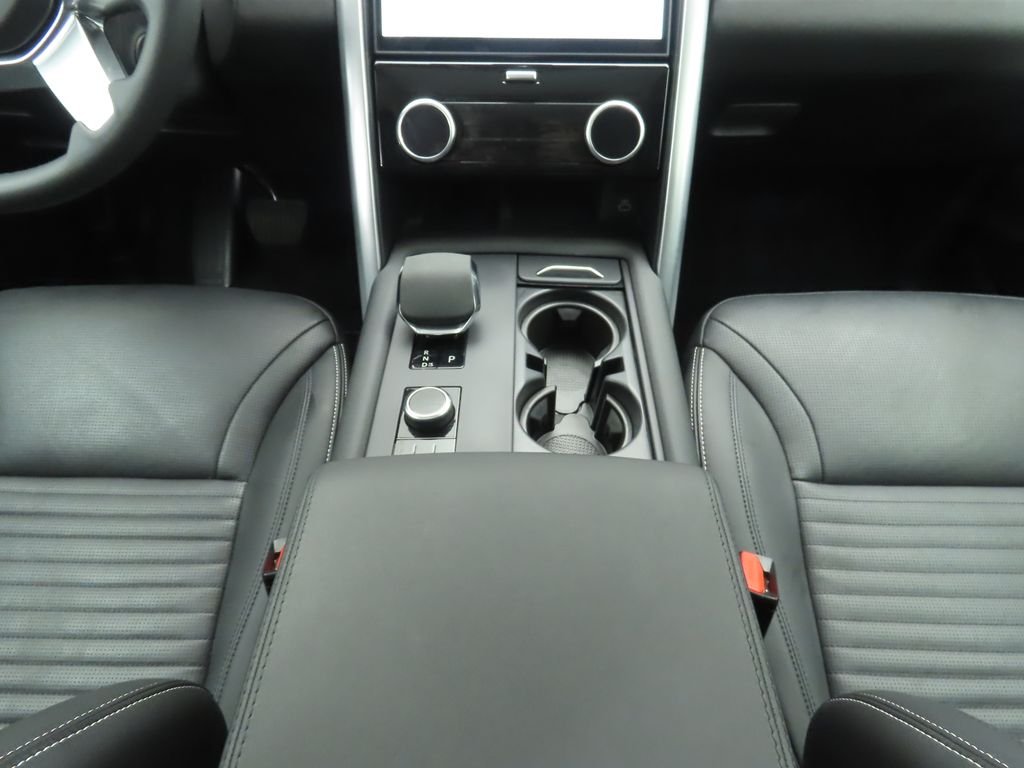2024 Land Rover Discovery P300 S photo 14